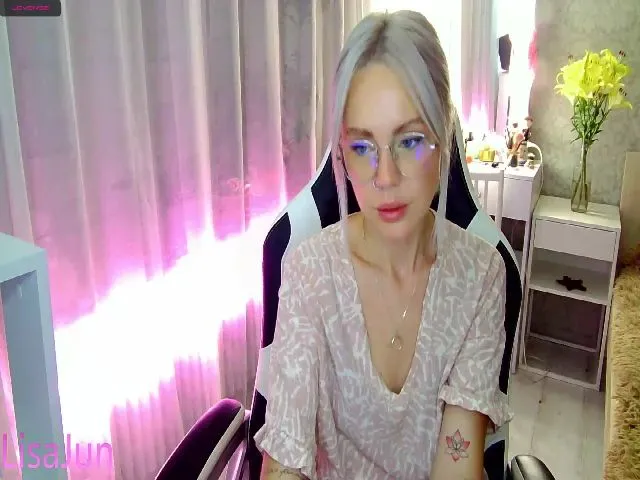 Live sex webcam photo for LisaJun #253139587
