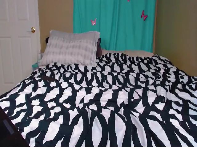 Live sex webcam photo for SweetOne_4u #260835875