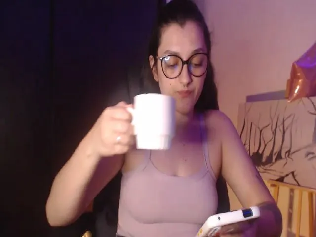 Live sex webcam photo for Miah_Peach #255550532