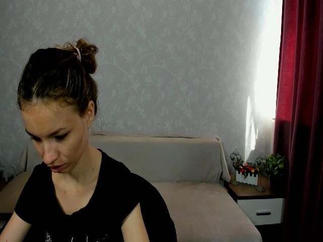 Live sex webcam photo for LindaReyy #253747902