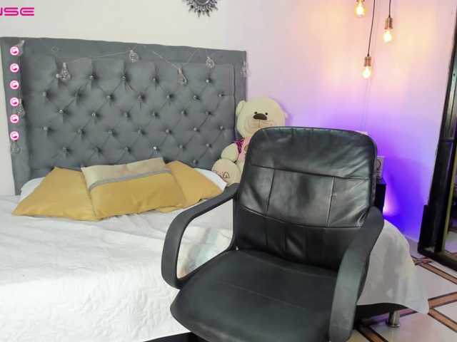 Live sex webcam photo for alanajones #243281744