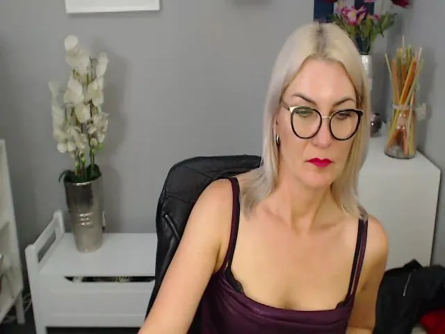 Live sex webcam photo for YummyLOR #254422856