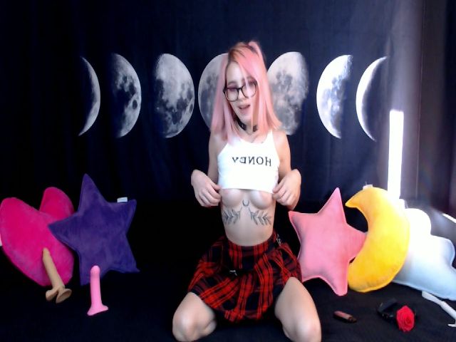 Live sex webcam photo for Lovelymiracle #255657893