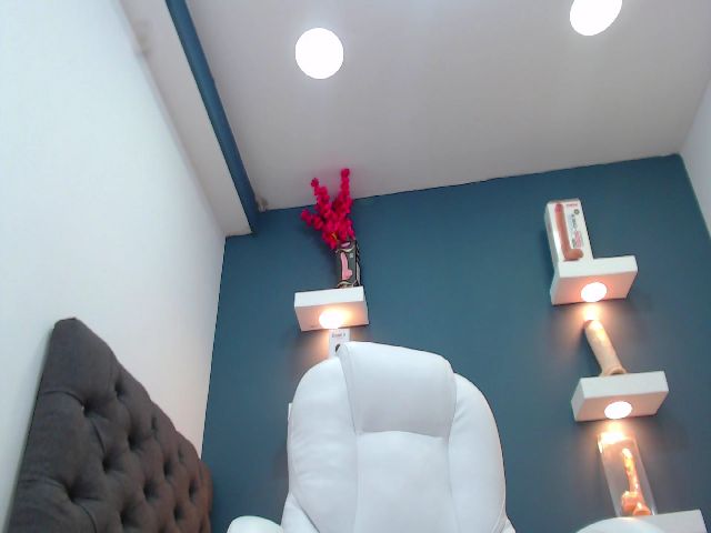 Live sex webcam photo for HANNAH_19 #265198677