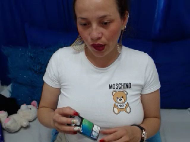 Live sex webcam photo for Honey21_ #253561192