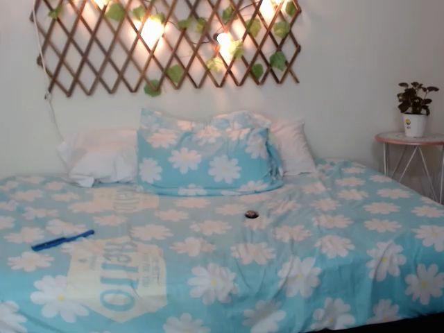 Live sex webcam photo for sophiie_fox #264634853