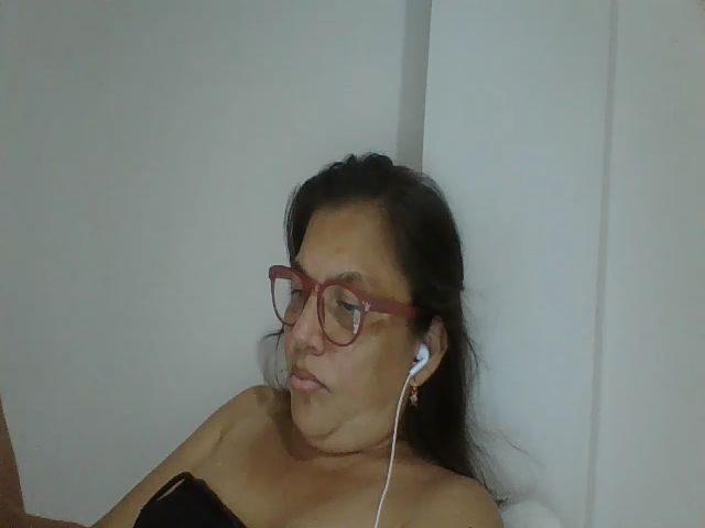 Live sex webcam photo for SweetLola01 #253642122