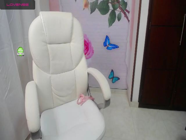 Live sex webcam photo for Tifanny_up #262341219