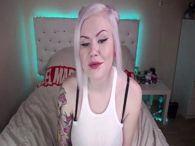 Live sex webcam photo for PrettyOne4You #252303894