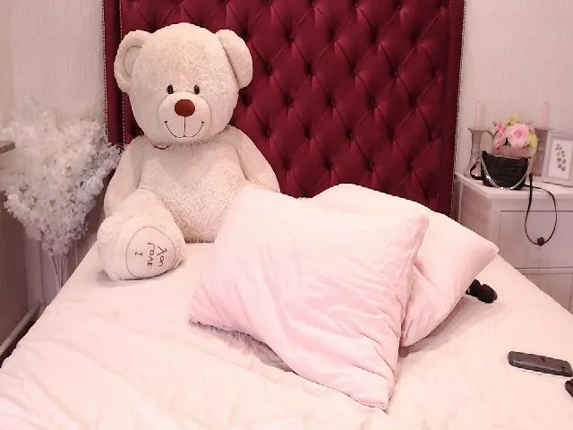 Live sex webcam photo for Roxy_Di #254435383