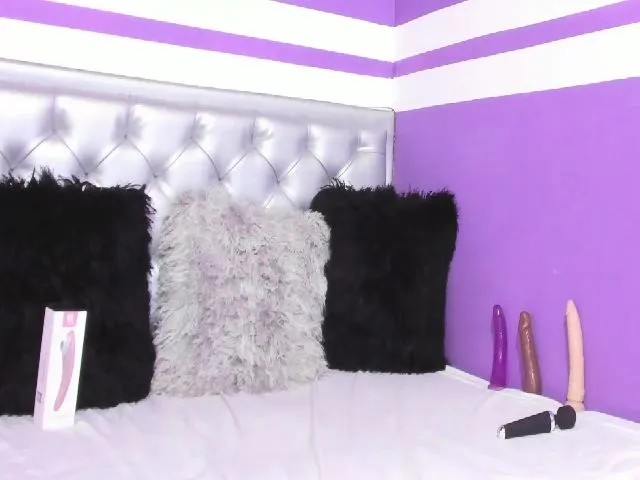 Live sex webcam photo for Violet21_ #261777597