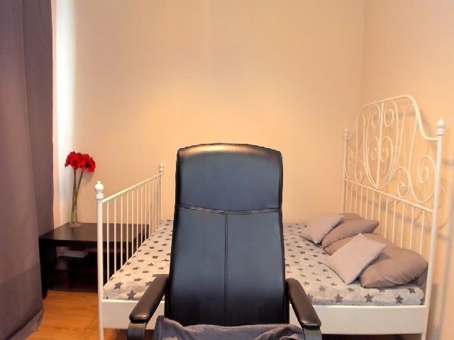 Live sex webcam photo for O1iv1a #254533345