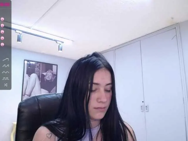 Live sex webcam photo for Emmysanderss #264746702