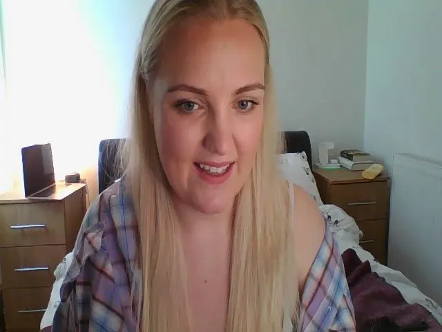 Live sex webcam photo for JessyLou #253769458