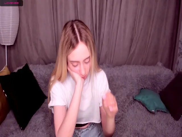 Live sex webcam photo for KellyDales #262210742