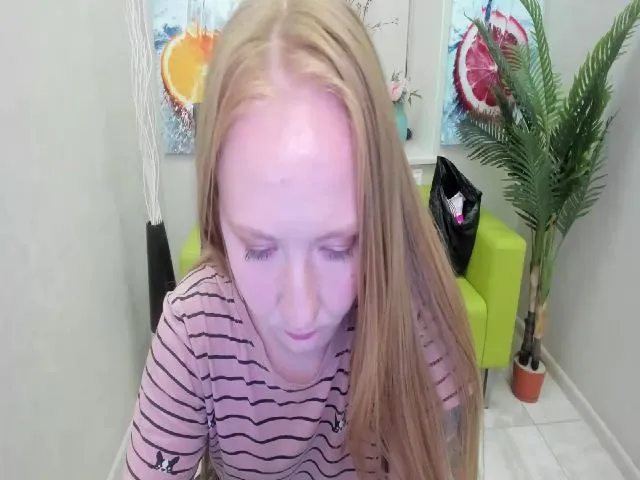 Live sex webcam photo for StunningKelly #255899760