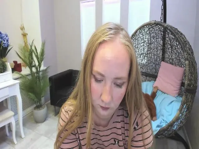 Live sex webcam photo for StunningKelly #255296256