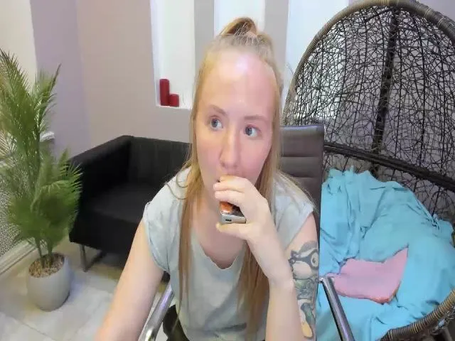 Live sex webcam photo for StunningKelly #256352954