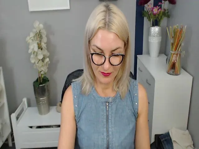 Live sex webcam photo for YummyLOR #256173274