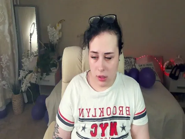 Live sex webcam photo for SerahMirabeli #252434208