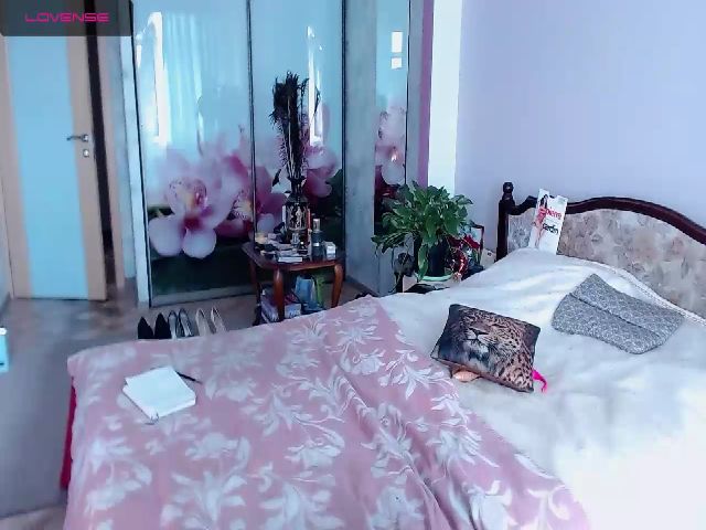 Live sex webcam photo for JuliannaLux #262979830