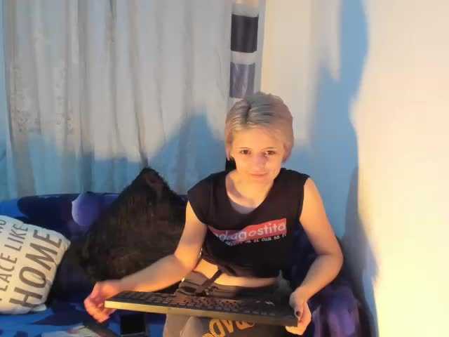 Live sex webcam photo for EllaRose29 #240944345