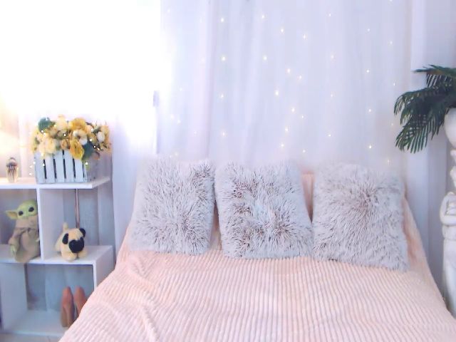 Live sex webcam photo for La_Kim__Cam #261204415