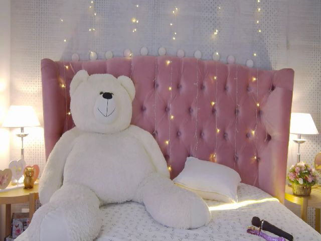 Live sex webcam photo for Roxy_Di #265383879