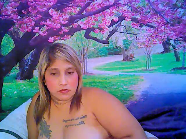 Live sex webcam photo for Roxyfoxy69 #252901468