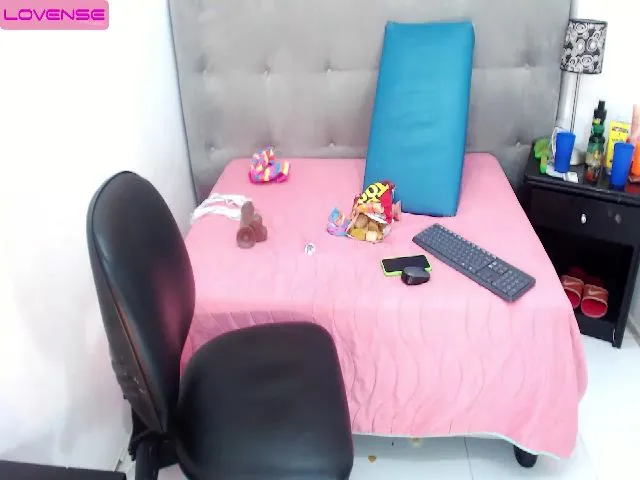 Live sex webcam photo for CharlotteWil #257230747