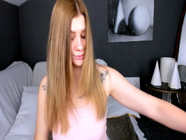 Live sex webcam photo for JuicyHelenX #254052051