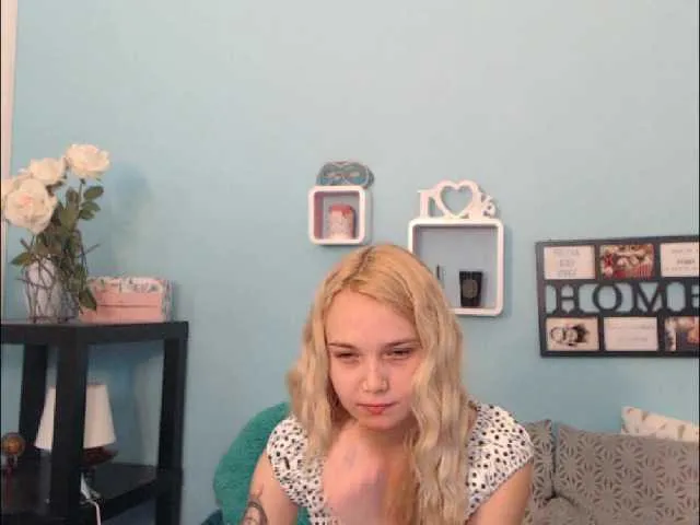 Live sex webcam photo for AnnaHappy18 #241353214