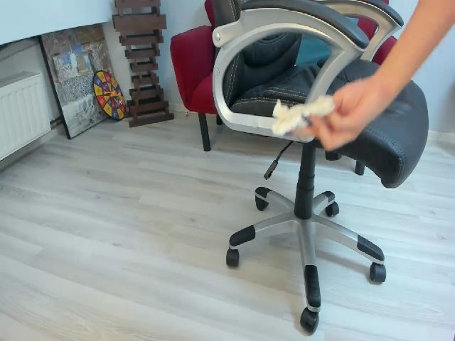 Live sex webcam photo for LizzieBrie #264812833