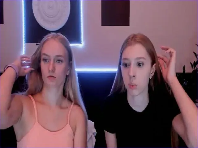 Live sex webcam photo for EmillyWillis #260639907