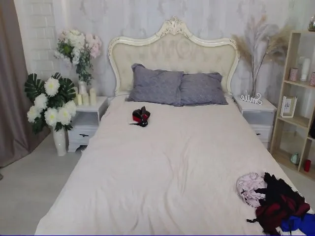Live sex webcam photo for LillyyLovee #264928142