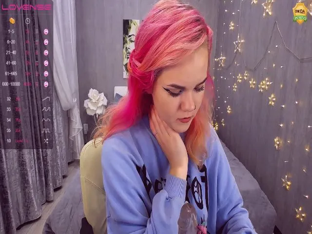 Live sex webcam photo for KerryBlair #262547242