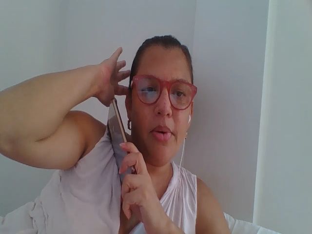 Live sex webcam photo for SweetLola01 #254882687