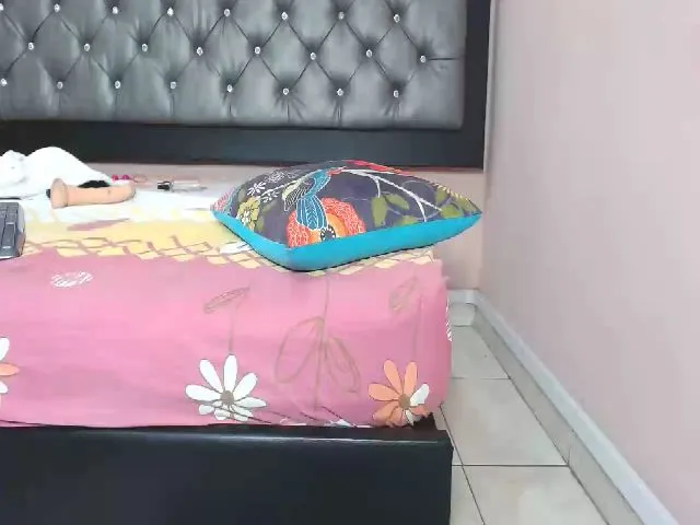 Live sex webcam photo for Candy_Holes #252587292