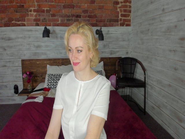 Live sex webcam photo for Mia__Bond #256191820