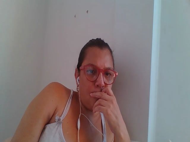 Live sex webcam photo for SweetLola01 #255748072