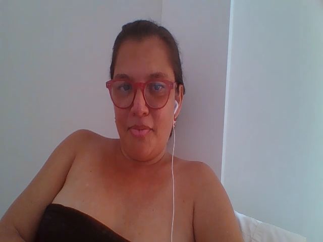 Live sex webcam photo for SweetLola01 #253880959