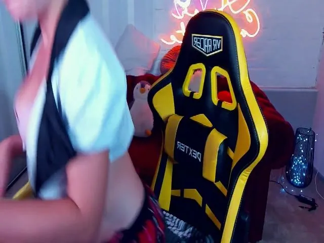 Live sex webcam photo for WhiteFoxi #261009244