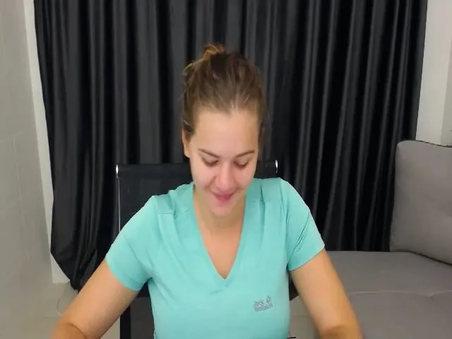 Live sex webcam photo for KellyKleine #255359452