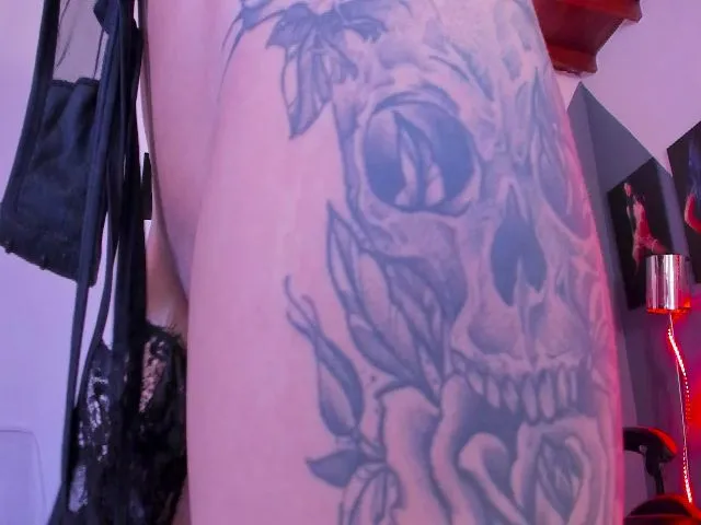 Live sex webcam photo for Candyred88 #256170817