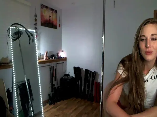 Live sex webcam photo for SamSamCam #257948127