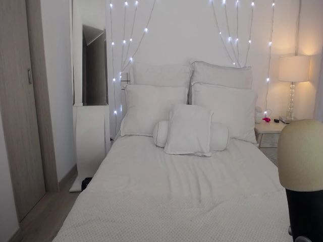 Live sex webcam photo for Marianviolet #261145300