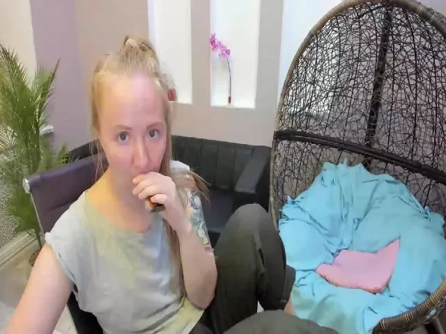 Live sex webcam photo for StunningKelly #256384492