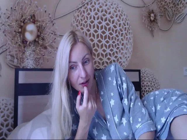 Live sex webcam photo for MeltingJulia #258187317