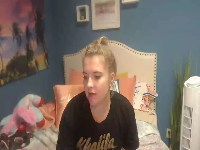 Live sex webcam photo for SnowWhiteXxxx #256598142