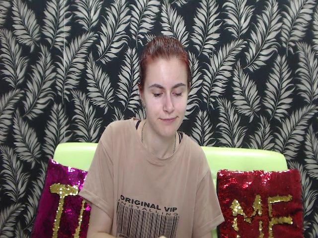 Live sex webcam photo for MollyTravis #262137723